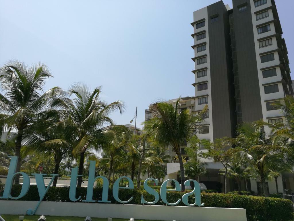 By The Sea Beachfront Penang Batu Ferringhi Exterior foto